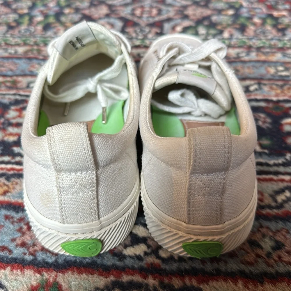 Cariuma Low Top Canvas Sneaker  - Size 8